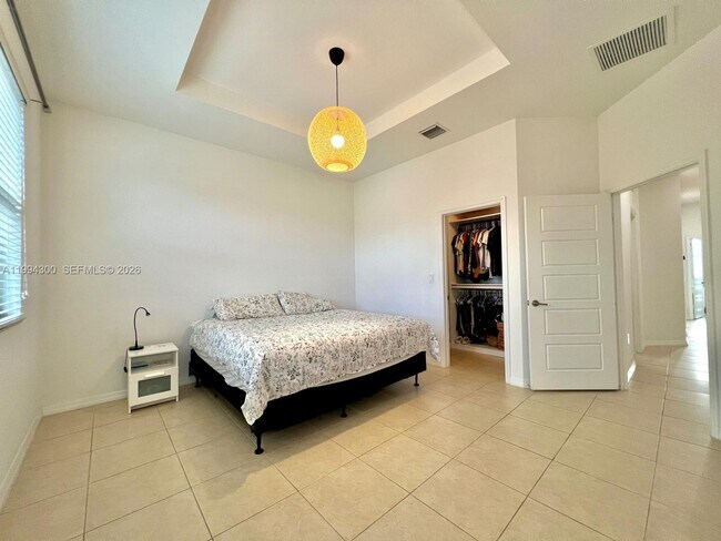 Building Photo - 649 NE 191st St