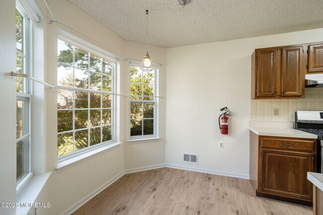 Building Photo - 7 Tamarack Ct