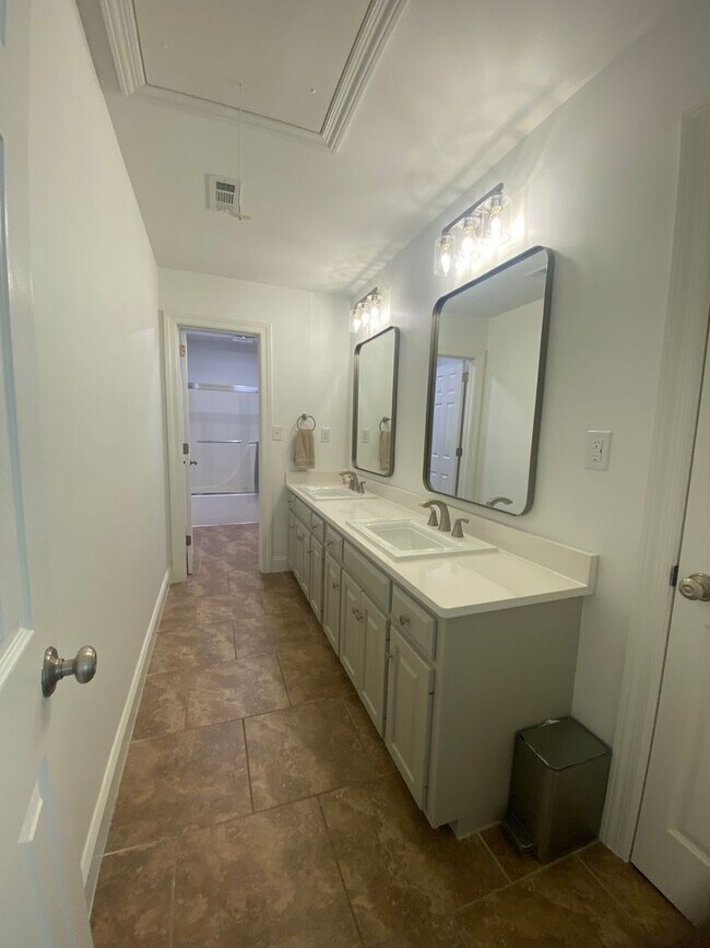 Building Photo - JUST REDUCED!!!!!! Beautiful Executive Sty...