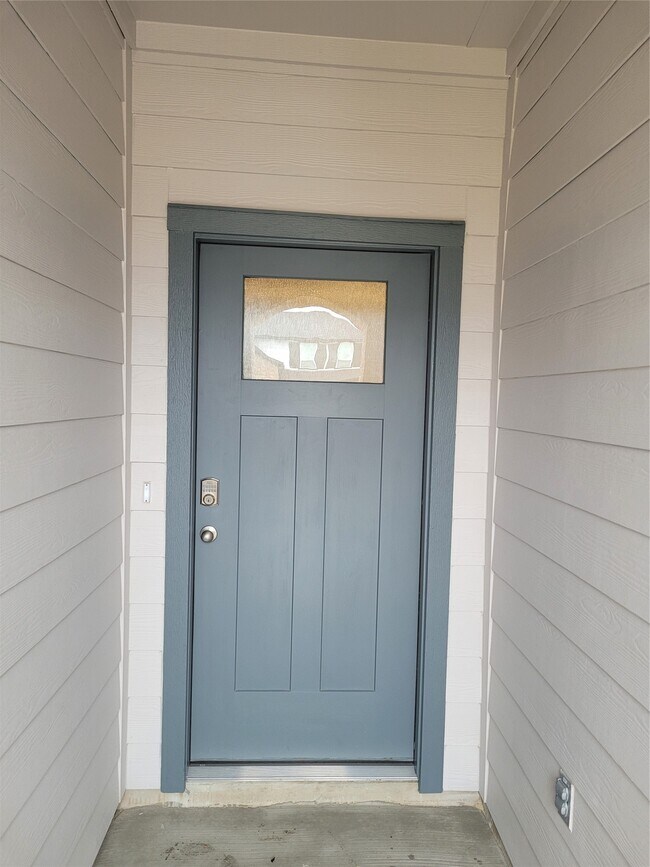 Building Photo - 4947 Oakwood Dr