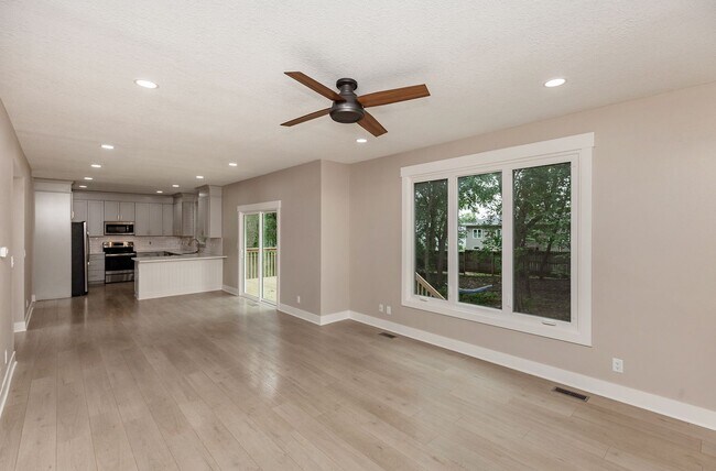 Building Photo - THOUGHTFULLY UPDATED!! 4 Bedroom, 3 Bathroom Home in Urbandale!