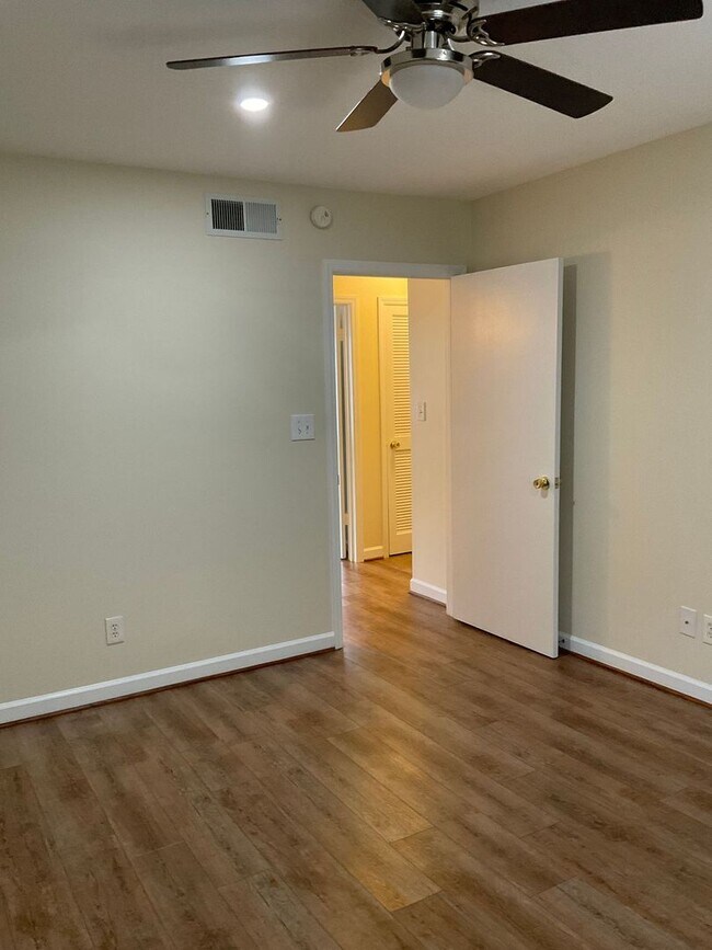 Building Photo - Spacious 2 Bedroom Apartment Available Now!