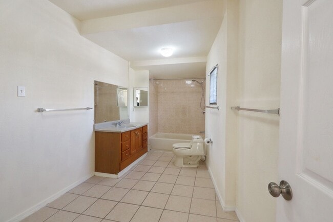 Building Photo - 1095