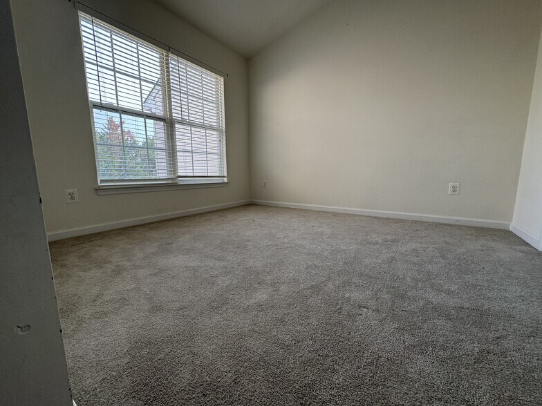 2nd bedroom - 336 Baish Dr SE