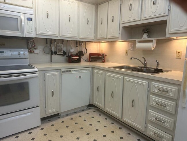 Building Photo - Furnished 2 Bedroom, 2 bath condo across f...