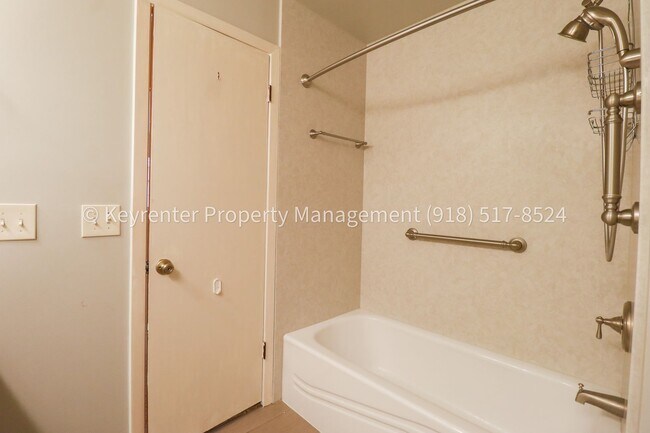 Building Photo - LARGE | 3 Bed | 2 Bath | Midtown Tulsa