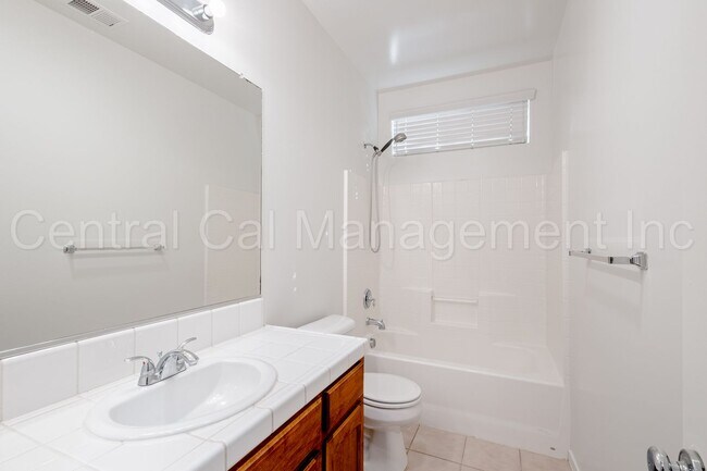Building Photo - 3 Bedroom/2 Bath home located in the Desired Northwest - $2395 per Month!