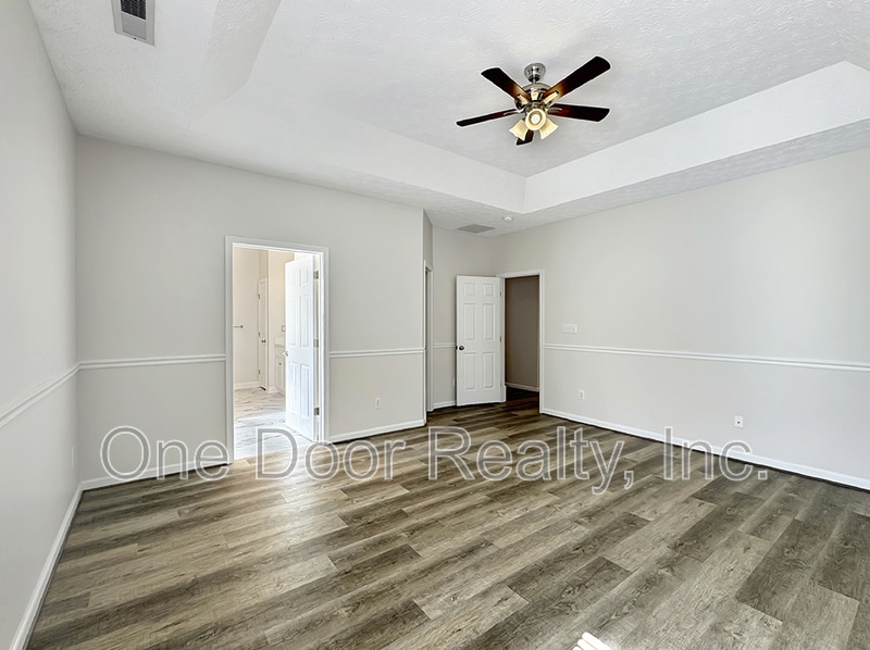 Building Photo - 6268 Chelsea Crescent