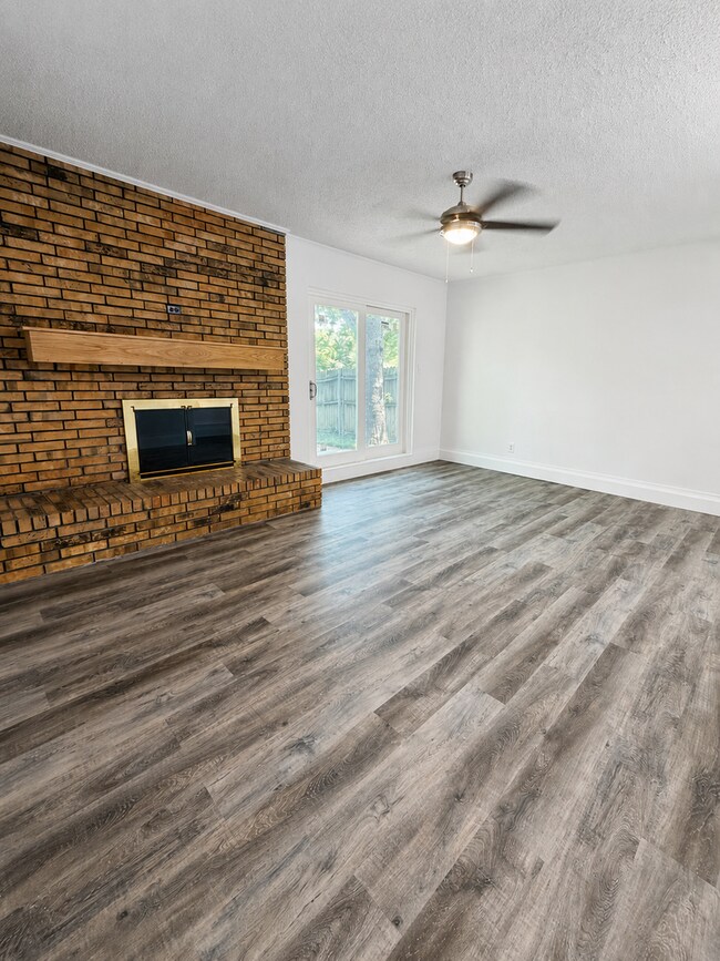 Building Photo - 3-Bedroom, 2 Bath Single Family for Rent in Arlington, TX | Attached Garage & Modern Kitchen