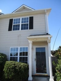 Building Photo - Lovely two bedroom, two and a half bathroom end unit townhouse that is centrally located. The liv...