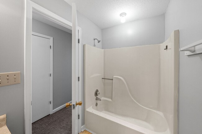 Building Photo - 923 Kingsbury Dr