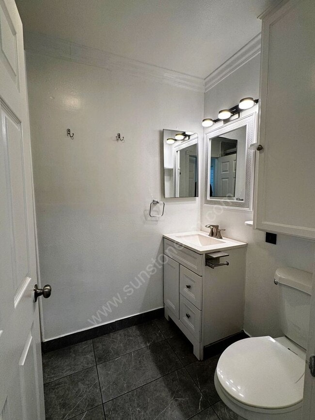 Building Photo - Newly Renovated 2 Bed, 1 Bath Home with Ap...