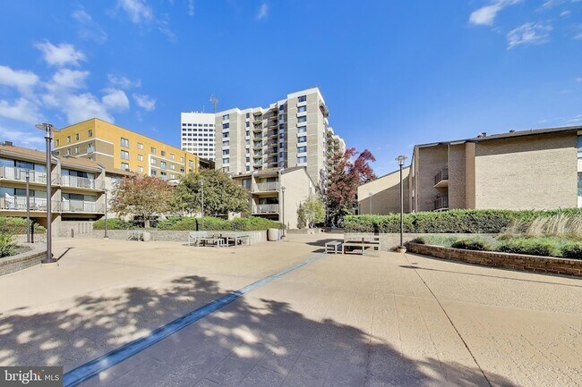 Building Photo - 4 Monroe St