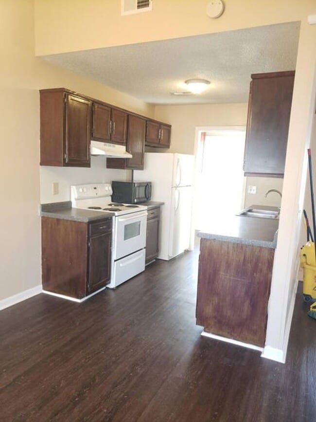 Building Photo - Cute, one story brick 3 Bedroom Brick Home