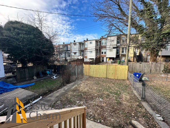 Building Photo - 3 Bedroom and a Den Home with Fenced Yard and Eat In Kitchen on Linnard Street