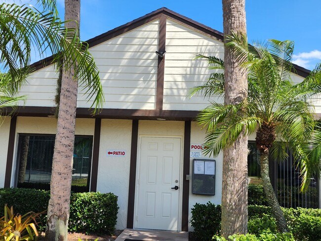 Building Photo - 1605 SW Silver Pine Way