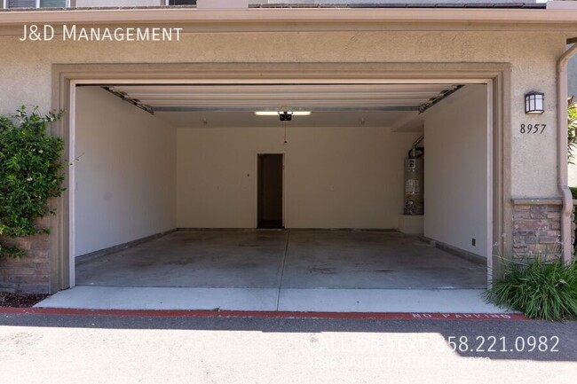 Building Photo - Spacious Townhome w/2 Car Garage in Gated ...