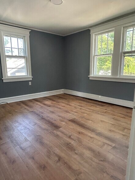 Building Photo - 17 E Meyran Ave