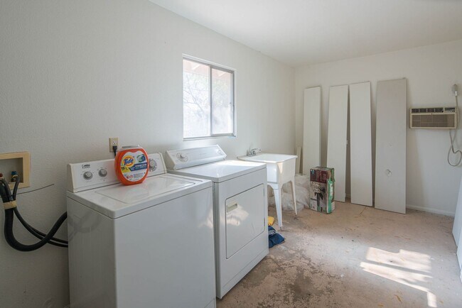 Building Photo - 1047 E Alameda Dr