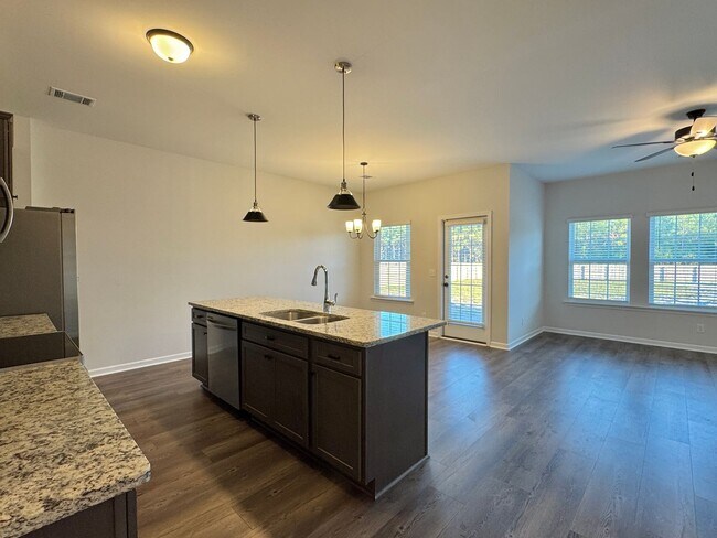 Building Photo - AVAILABLE NOW! (Pet Friendly)