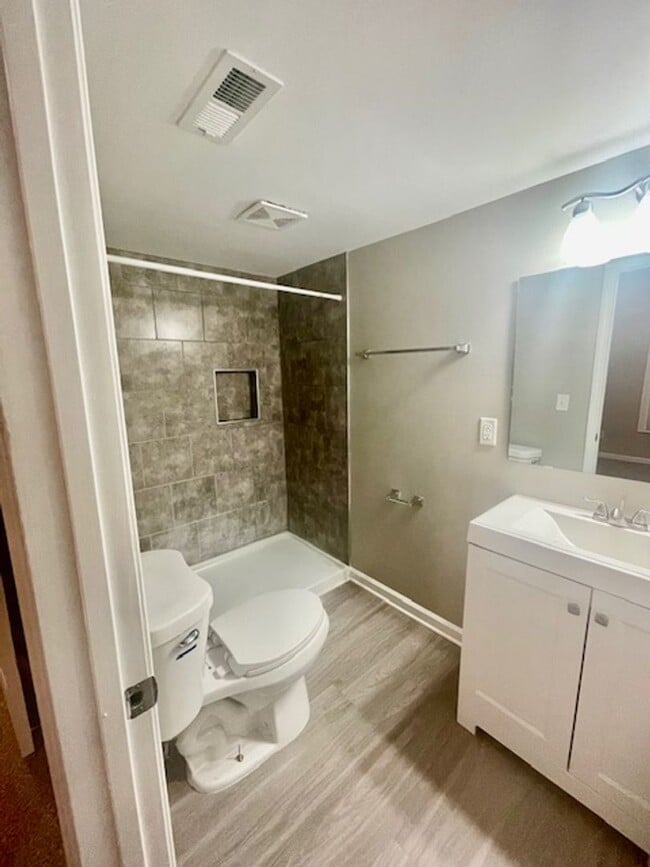 Building Photo - Must view this Adorable 3 bedroom 1 bath h...