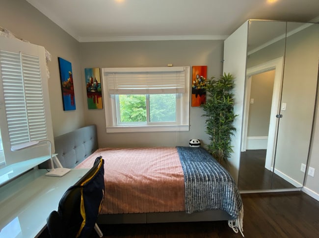 Spacious bedroom with natural light - 2335 Warring