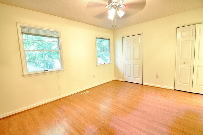 Building Photo - Townhouse close to UNC-CH!