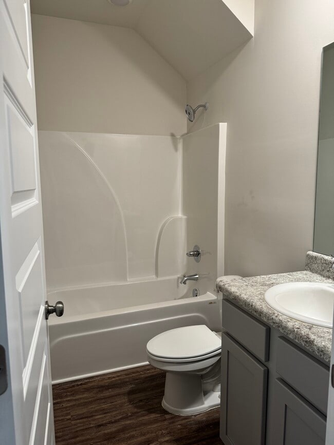 Building Photo - 419 Falls Pointe