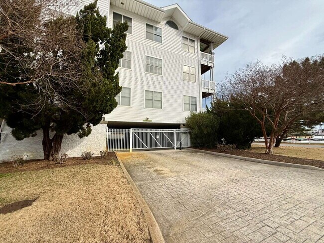 Building Photo - "Coastal Comfort: Spacious 2-Bedroom Condo Retreat in Virginia Beach"