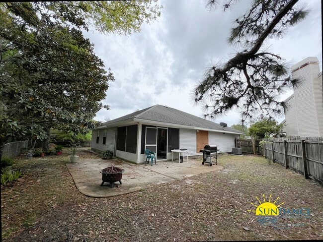 Building Photo - 451 Forest Glen Pl
