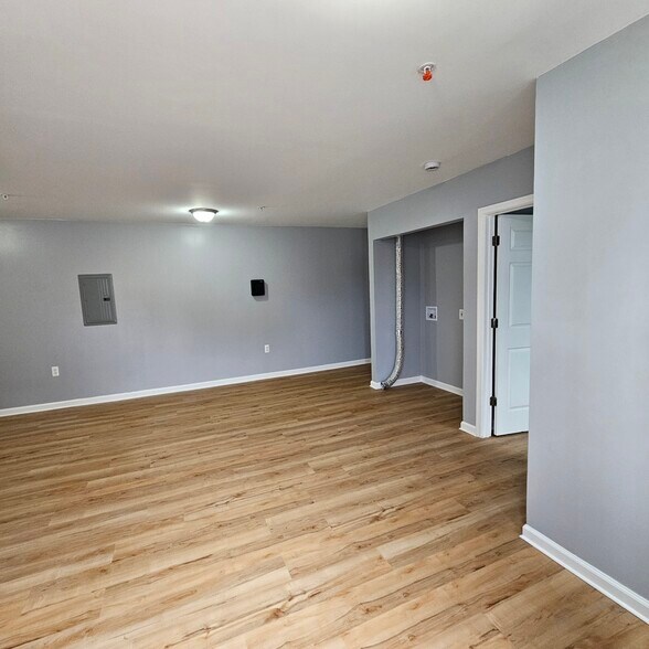 Building Photo - 429 E 9th St