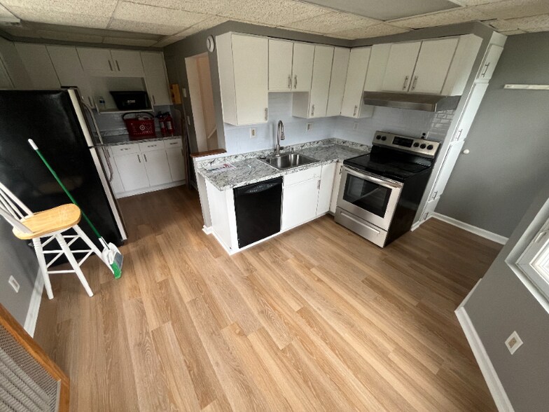 Primary Photo - 305 W Clayton Ave