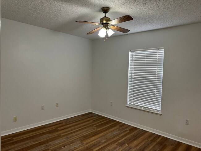 Building Photo - Move in condition 3 Bedroom 2 Bath 2 Car Garage Call Carole Arcaro 386-216-4900 Deltona Lakes Realty