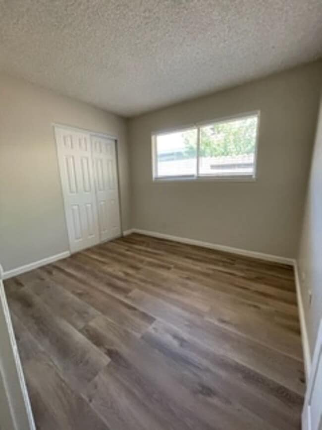 Building Photo - Great 3 Bed 2 Bath Duplex