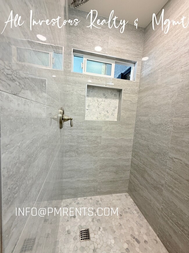 Building Photo - 420 Hutchison St