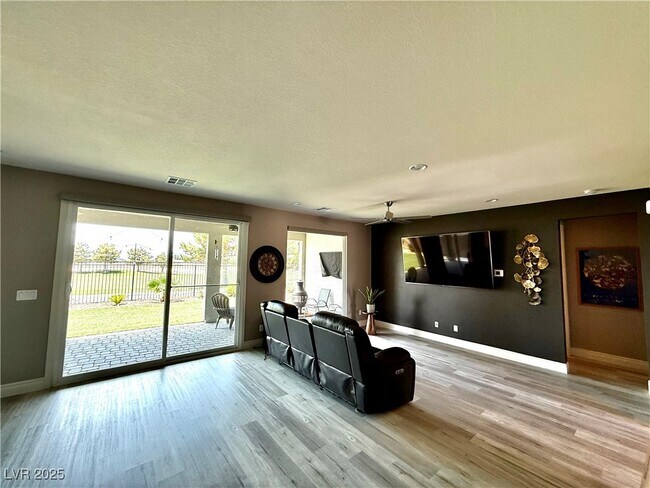 Building Photo - 4760 SE Clifftop Dr