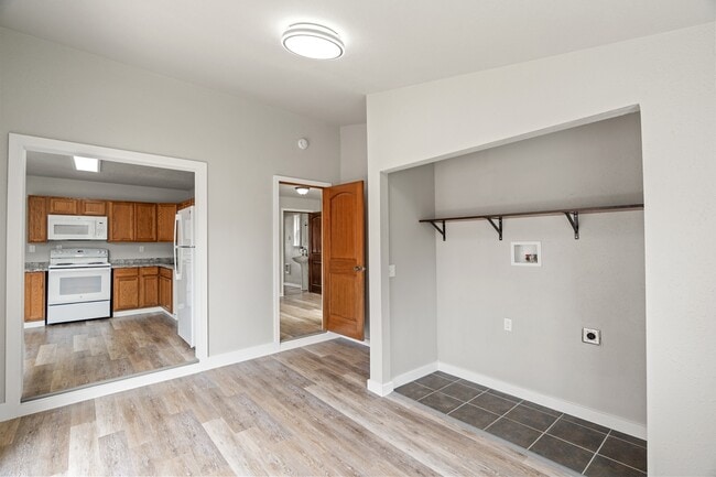 Building Photo - 207 N Alder St