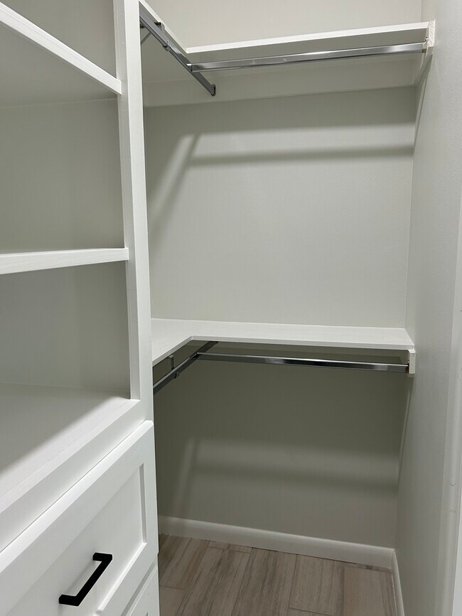 Building Photo - 1019 N Clarence Ave