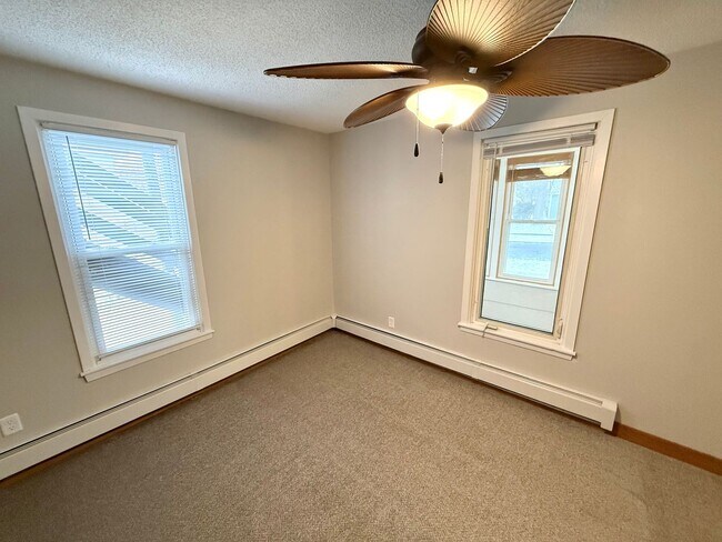 Building Photo - 916 1st St SE