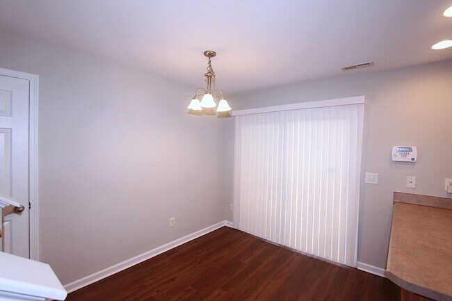 Building Photo - Great End Unit Townhome - FIRST MONTH'S RE...