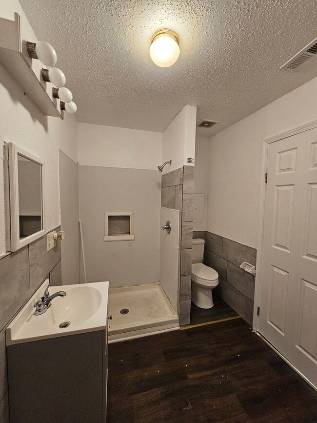 Building Photo - 4 bedroom 2 bath, must see inside!