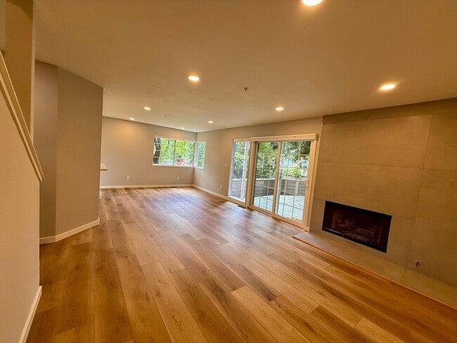 Building Photo - REMODELED FOUR BEDROOM / THREE BATH TOWNHOUSE IN COURTYARD AT PATRIDGE KNOLLS