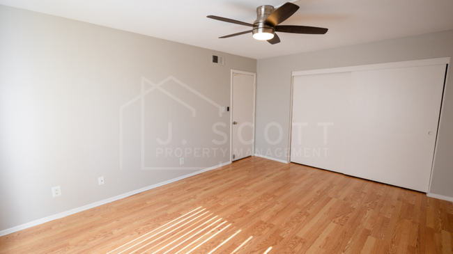 Building Photo - Fresh and Stylish: 2-Bedroom Townhouse Nea...