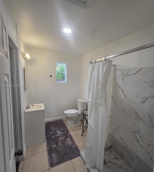 Building Photo - 1008 N 18th Ct