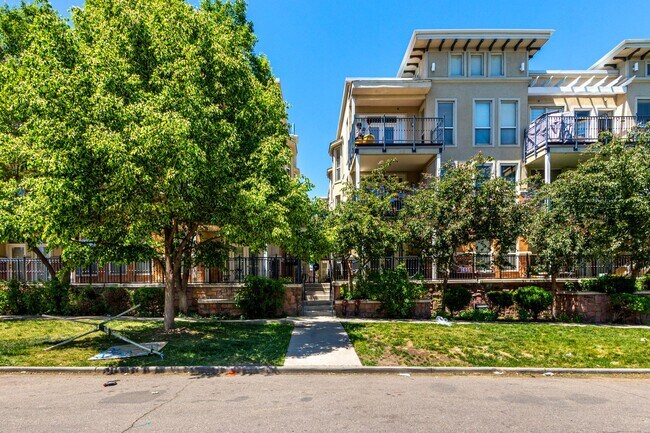 Building Photo - 2BD, 2BA City Park West Condo with 2 Garag...