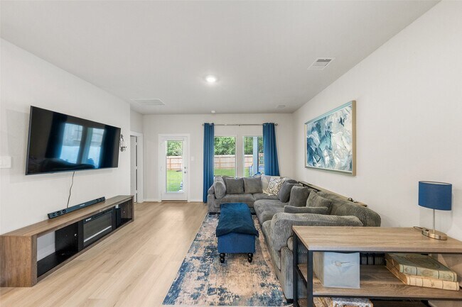 Building Photo - 18757 Timber Gln Dr
