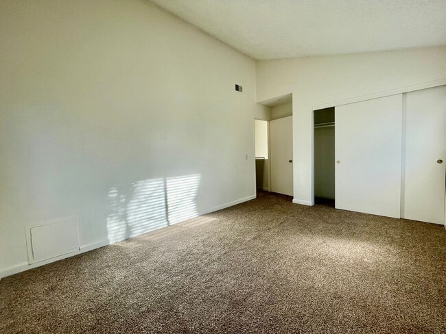 Building Photo - Charming Two Story 2 bedroom, 1.5 Bath in Ontario