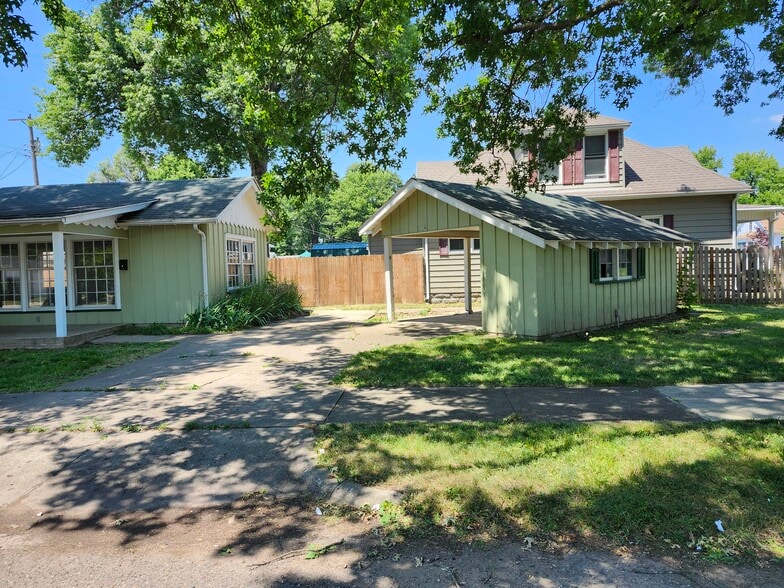 Building Photo - 2366 Deming St