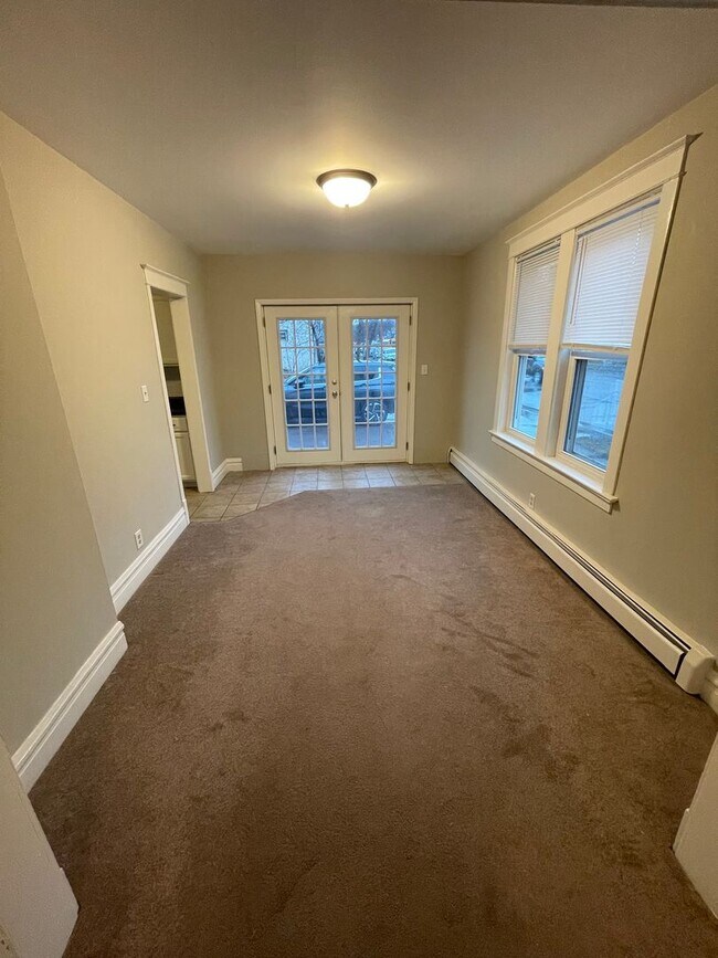 Building Photo - AVAILABLE Immediately! - Gorgeous 3 Bedroom 1 Bath Single Family Home!