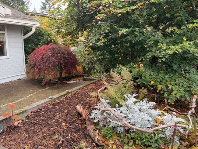 Building Photo - Charming Craftsman in Sunny Coquille! Month to Month Short Term Rental Only.